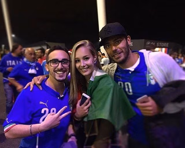 Nhiều cư dân mạng nhận xét, chàng tiền đạo Graziano Pelle thật may mắn khi có người bạn gái xinh đẹp, cuồng nhiệt đến hết mình.