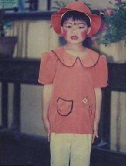 Sau khi ngắm nhìn bức ảnh này, nhiều dân mạng đã phải thốt lên rằng sao ngày xưa có những mốt trang điểm kinh dị đến thế hay hồi đó là hot trend của cả một thế hệ.