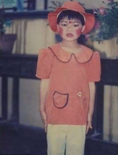 Sau khi ngắm nhìn bức ảnh này, nhiều dân mạng đã phải thốt lên rằng sao ngày xưa có những mốt trang điểm kinh dị đến thế hay hồi đó là hot trend của cả một thế hệ.