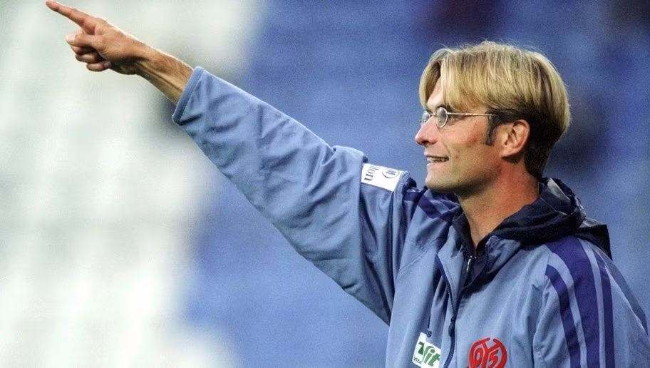 Năm 2001, Jurgen Klopp đã quyết định từ giã sự nghiệp cầu thủ và chuyển hướng sang làm HLV và cũng chính Mainz 05 là CLB Jurgen Klopp khởi nghiệp với vai trò HLV.