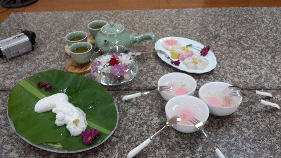 Không chỉ có sự cố nhân lòi ra khỏi vỏ, nhiều bạn trẻ còn sáng tạo ra hình thù khác cho bánh trôi, bánh chay. Không còn theo câu thơ của nữ sĩ Hồ Xuân Hương: "Thân em vừa trắng lại vừa tròn".