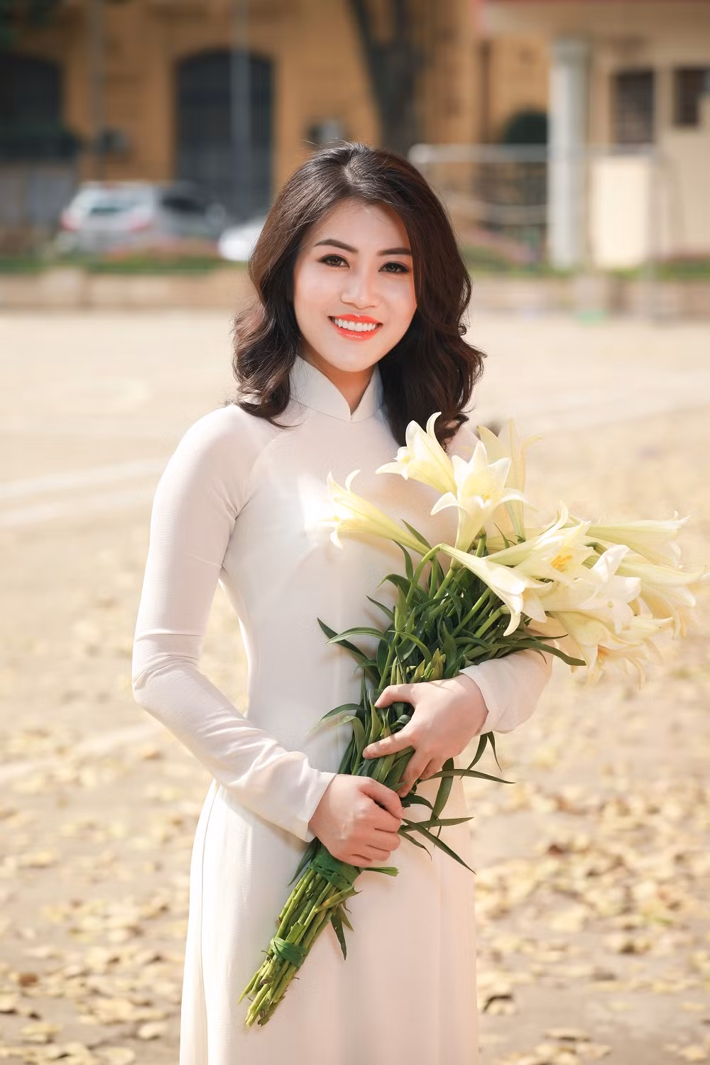 Với mục đích muốn lưu giữ lại những khoảnh khắc tuổi thanh xuân của mình bên hoa loa kèn, bà mẹ bỉm sữa Hà thành có tên Ngô Thu Phương đã thực hiện bộ ảnh cực đẹp khiến nhiều người phải trầm trồ khen ngợi trên các diễn đàn quy tụ nhiều dân mạng mê nhiếp ảnh.