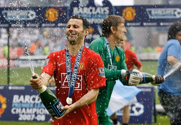 Nếu để tìm ra ai là học trò giỏi nhất của HLV Alex Ferguson thì không ai có thể xuất sắc hơn Ryan Giggs. Cầu thủ người xứ Wales đã thi đấu cho “Quỷ đỏ” thành Manchester từ năm 1990 – 2014 với 963 trận và ghi được 168 bàn. Cùng với số trận “khủng” đó, Giggs đã cùng với Man United chinh phục 13 chức vô địch Premier League, 4 FA Cup, 2 Champions League, 1 FIFA Club World Cup.