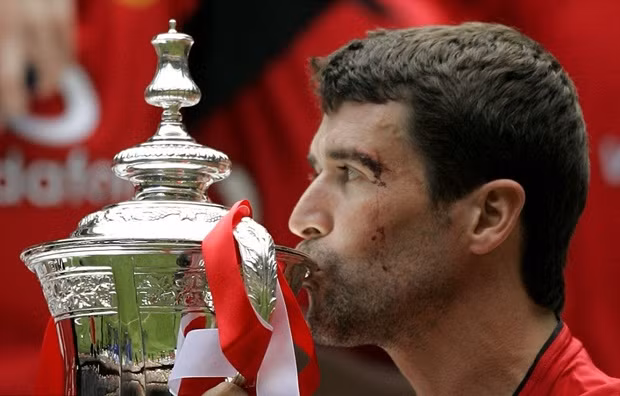 Roy Keane là cậu học trò ngỗ ngược của Sir Alex Ferguson. Cầu thủ người Cộng hòa Ireland này phục vụ Man United từ năm 1993 – 2005 với 480 trận và 51 bàn. Roy Keane giành 7 chức vô địch Premier League, 4 FA Cup và 1 Champions League.