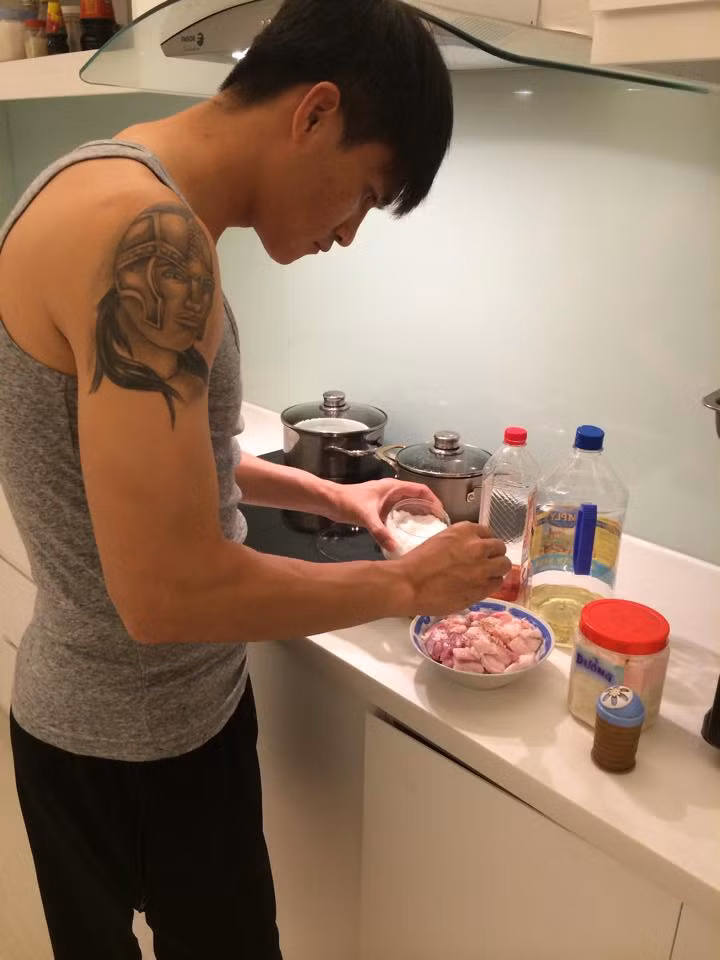 Công Vinh chứng tỏ mình là một người đàn ông đa năng khi không nề hà chuyện bếp núc. Ảnh: FBNV.