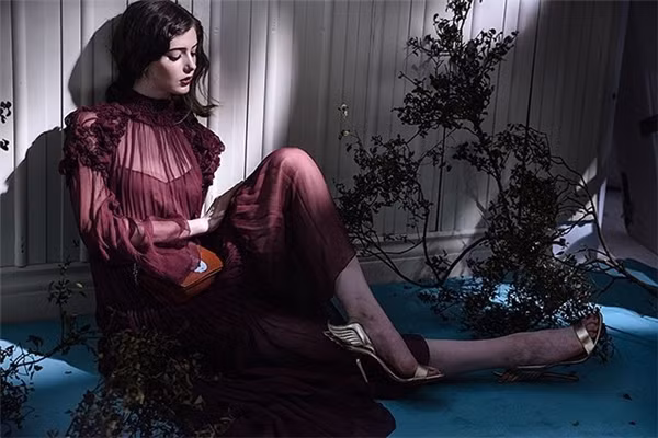 Ngay khi được đăng tải lên Instagram, đoạn quảng cáo đã được chia sẻ rộng rãi, cư dân mạng vì thế cũng trở nên phát cuồng trước nàng chiến thần váy trắng xinh đẹp.