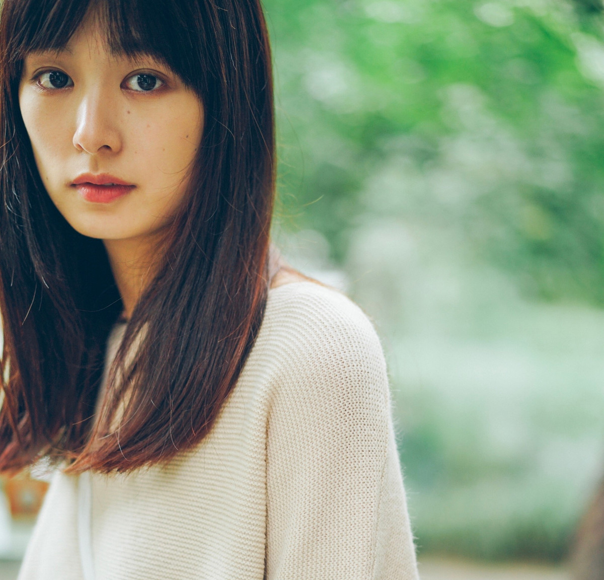 Được biết, cô bạn này có tên là Vạn Niêm Thanh đến từ thành phố Hàng Châu, tỉnh Chiết Giang (Trung Quốc). Vạn Niêm Thanh thường được gọi Tiểu Thanh, cao 1m67 và hiện đang là một người mẫu tự do.