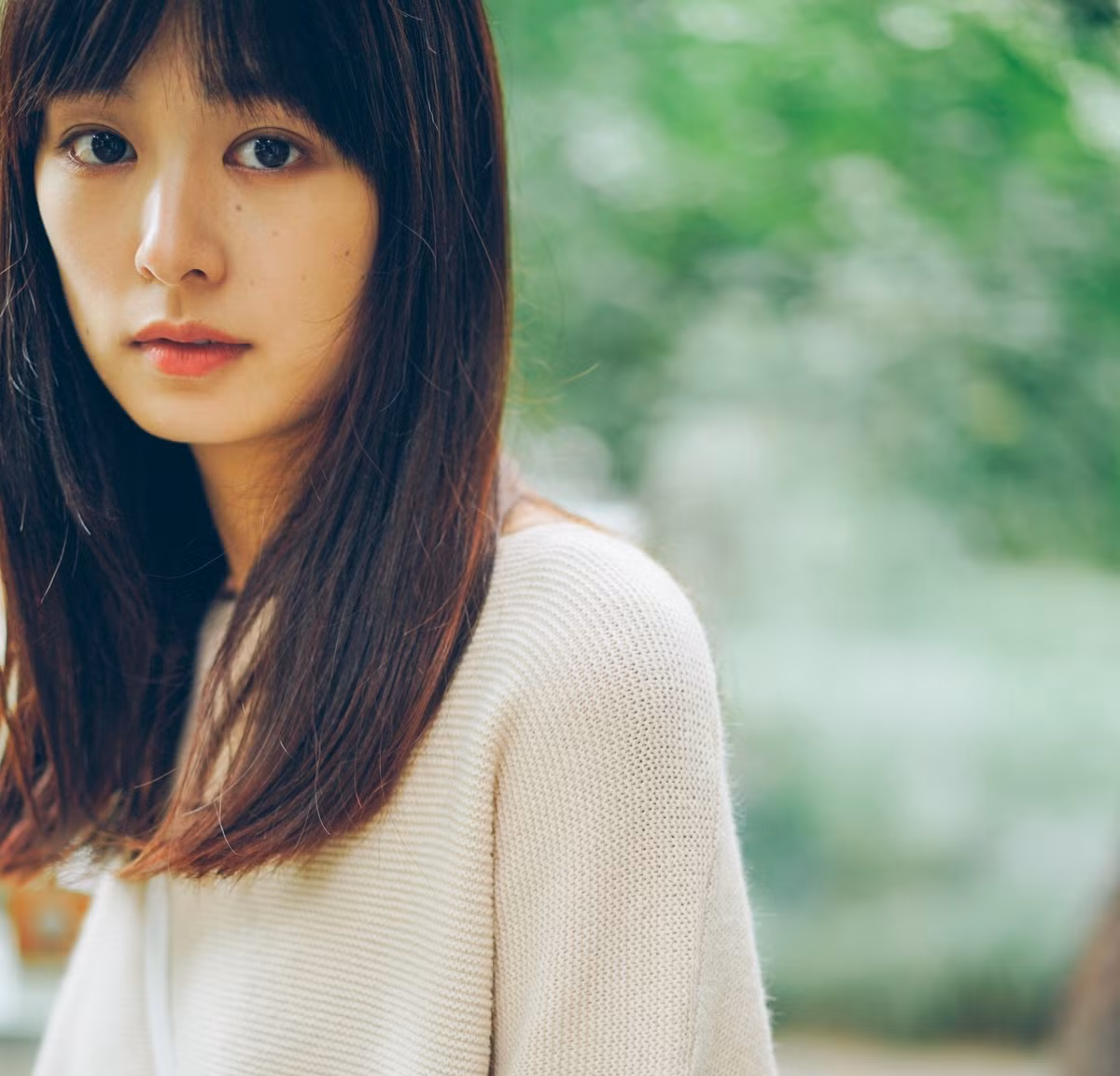 Được biết, cô bạn này có tên là Vạn Niêm Thanh đến từ thành phố Hàng Châu, tỉnh Chiết Giang (Trung Quốc). Vạn Niêm Thanh thường được gọi Tiểu Thanh, cao 1m67 và hiện đang là một người mẫu tự do.