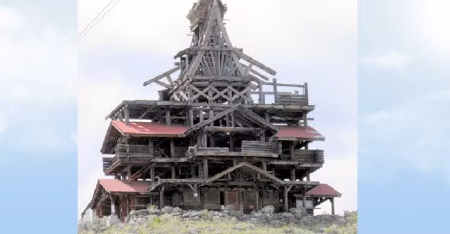 Biệt thự cao bồi ở bang Wyoming của Mỹ được xây dựng với ý tưởng rất tốt khi sử dụng vật liệu tái chế. Nhưng những căn phòng có hình thù kỳ di và và quá nhiều ban công khiến căn nhà trông rất rối mắt.