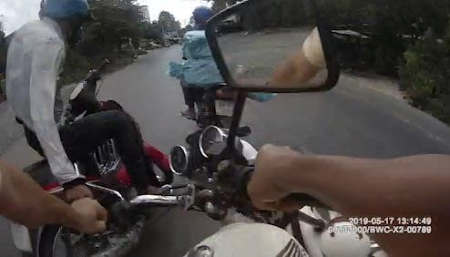 Thanh nien xo nga CSGT de giai cuu dong bon cho thuoc la lau