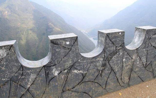 Không chỉ có bôi bẩn bằng bút xóa, những điểm nghỉ chân trên đèo Mã Pì Lèng thậm chí còn bị dùng vật dụng sắc nhọn để khắc lên đá.