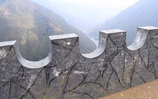 Không chỉ có bôi bẩn bằng bút xóa, những điểm nghỉ chân trên đèo Mã Pì Lèng thậm chí còn bị dùng vật dụng sắc nhọn để khắc lên đá.