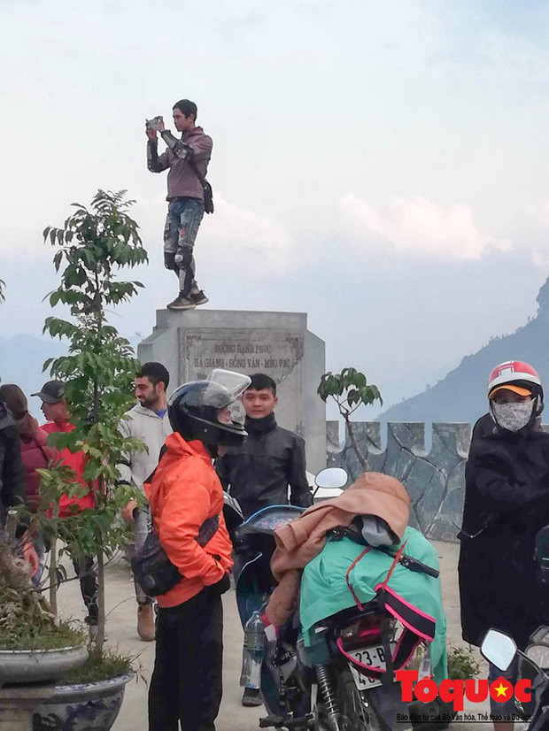 Sự vô duyên và thiếu ý thức của các nhóm phượt thủ cũng là tác nhân khiến Mã Pì Lèng ngày một xuống cấp.