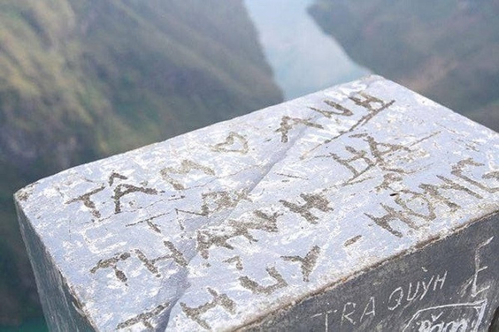 Hành động phá hoại điểm thăm quan Mã Pì Lèng của các đoàn phượt thủ bị dân mạng lên án mạnh mẽ.