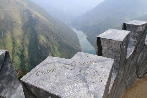 Những lần bị bôi bẩn như trên khiến tứ đại danh đèo miền Bắc - Mã Pì Lèng lại phải oằn mình gánh chịu.