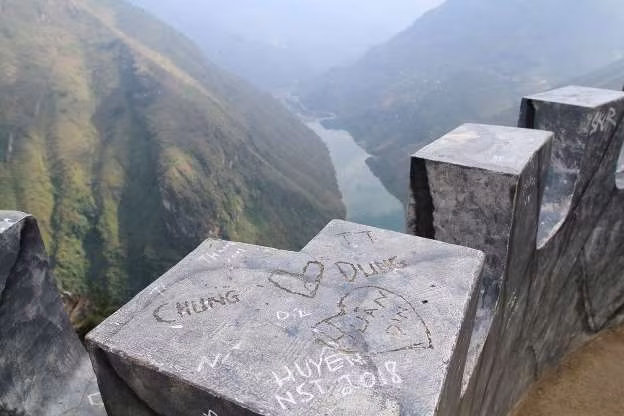 Những lần bị bôi bẩn như trên khiến tứ đại danh đèo miền Bắc - Mã Pì Lèng lại phải oằn mình gánh chịu.