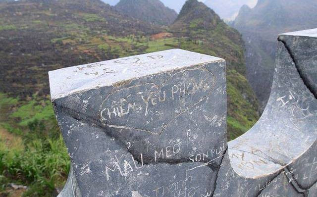 Cách đây chưa lâu, trên MXH nhiều khách du lịch đã chụp lại những điểm nghỉ chân trên đèo Mã Pì Lèng bị các phượt thủ bôi bẩn.