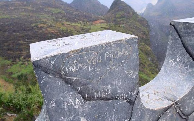 Cách đây chưa lâu, trên MXH nhiều khách du lịch đã chụp lại những điểm nghỉ chân trên đèo Mã Pì Lèng bị các phượt thủ bôi bẩn.