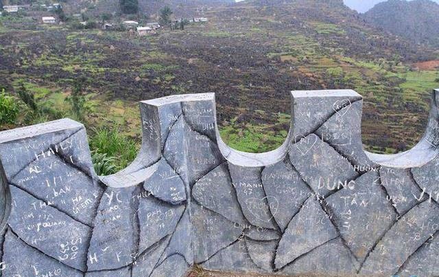 Việc Mã Pì Lèng Panorama xuất hiện không lần đầu tiên con đèo tuyệt đẹp của mảnh đất địa đầu Tổ quốc là Hà Giang bị xâm hại.