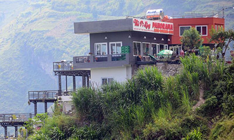 Mới đây, qua trang cá nhân của nhà báo Trần Đăng Tuấn phản ánh sự xuất hiện ngôi nhà kiên cố bằng bê tông trên đèo Mã Pì Lèng - Hà Giang làm phá đi cảnh quan thiên nhiên khu vực này được nhiều người quan tâm.