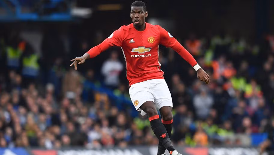 Được MU mua về với giá tiền siêu khủng để lo khâu kiến tạo và dẫn nhịp, tuy nhiên Paul Pogba chưa thể là chính mình như khi khoác áo Juventus. Tuy nhiên, do được đồng đội ưu ái thường xuyên "cấp" bóng nên, tiền vệ người Pháp đã có 630 đường chuyền và đạt tỷ lệ thành công lên tới 70%.