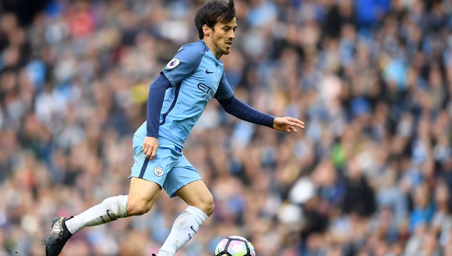 David Silva được coi là nhạc trưởng của Man City và những tình huống nguy hiểm của CLB thành Manchester đều phải qua chân cầu thủ này. Chính vì vậy, cầu thủ người Tây Ban Nha có thời lượng kiểm soát bóng rất lớn. Sau 10 vòng đấu, anh đã tung ra 577 đường chuyền và tỷ lệ thành công là 66,8%