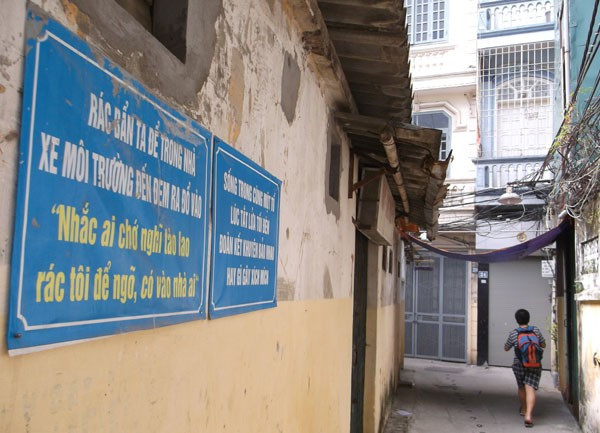 Những tấm biển cấm đổ rác cứ treo lên nhưng dòng người đổ rác trộm vẫn cứ làm. Mời quý độc giả xem clip Bao giờ thôi vứt rác bừa bãi? - Nguồn: VTC 14.