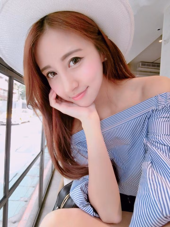 Nữ tiếp viên hàng không xinh đẹp được cộng đồng mạng nhắc tới đó là Rita Kao (sinh năm 1991, tại Đài Loan), hiện đang công tác tại hãng hàng không của Singapore - Tiger Air.