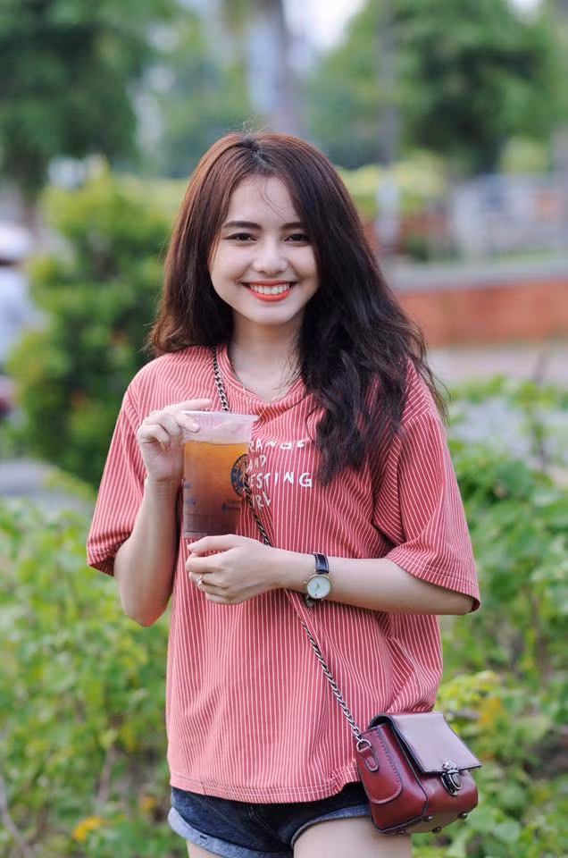 Nhìn diện mạo xinh đẹp hiện tại của Ngân Quỳnh, ít ai ngờ rằng trước đây cô bạn này lại có 1 quá khứ kém xinh với khuôn mặt gầy gò, chẳng có đường nét nổi bật và làn da đen nhẻm. Tuy nhiên, chỉ sau 3 năm cô bạn này đã hoàn toàn lột xác để có được nhan sắc khiến ai gặp cũng phải mê.