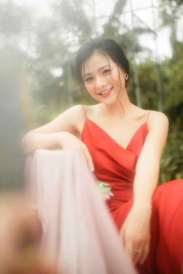 Khi nhắc đến chuyện tình yêu, Ngân bộc bạch: "Mình nghĩ chuyện tình cảm là do duyên số, khi duyên hết không ai ép buộc được ai và khi duyên đến thì không ai chối từ được. Cứ từ từ rồi mình sẽ gặp được người thực sự thuộc về mình, cho đến lúc ấy thì bây giờ mình thấy cuộc sống độc thân chẳng có vấn đề gì cả".