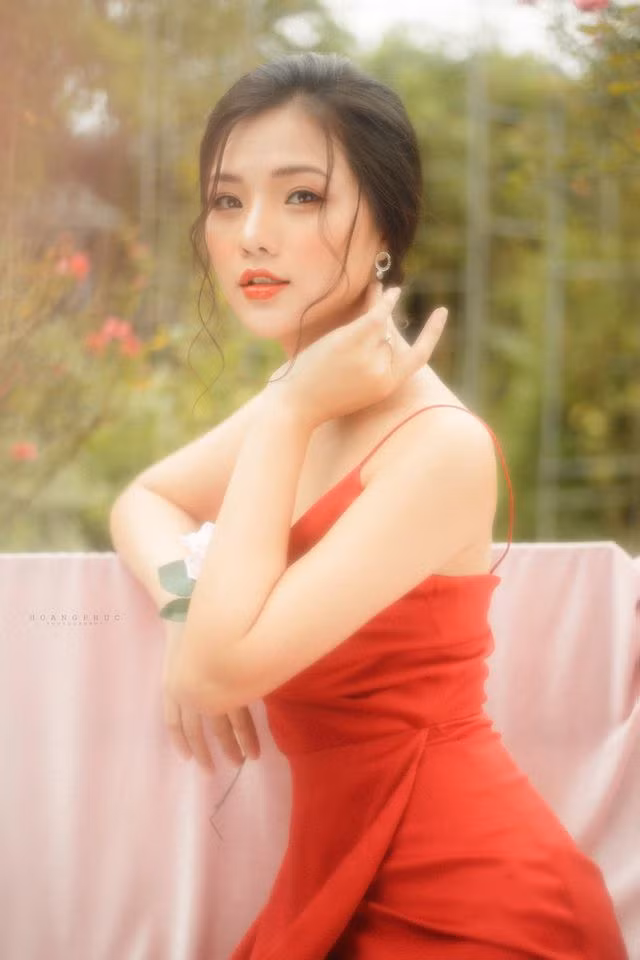 Lê Song Ngân được mọi người yêu thích không chỉ bởi nhan sắc nổi bật mà còn nhờ tính cách thân thiện, hòa đồng, cô gái này luôn biết cách quan tâm đến những người xung quanh.