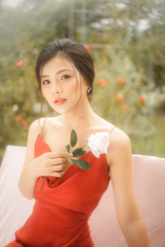 Song Ngân cũng chăm chỉ tham gia các cuộc thi, cô xem đó là dịp để rèn luyện sự tự tin, trau dồi kiến thức và bồi đắp kinh nghiệm, vốn sống trở nên phong phú hơn.