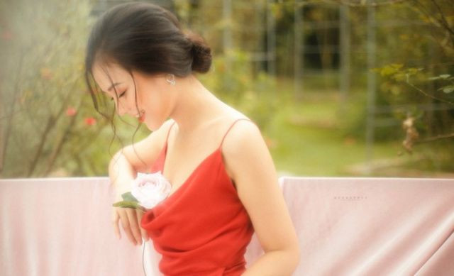 Trên MXH, Song Ngân có khá đông đảo lượt theo dõi, cô cũng thường xuyên đăng tải các hoạt động thường ngày để giao lưu, kết bạn.