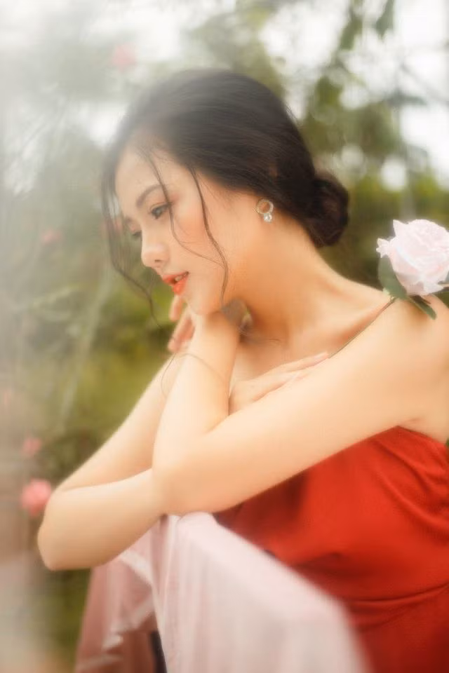 Tuổi thanh xuân của Song Ngân cũng có những kỷ niệm buồn vui, hạnh phúc khác nhau.