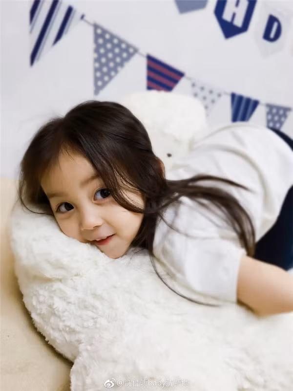 Bên cạnh đó, không chỉ có bố mẹ mà rất nhiều họ hàng của Jia Xin cũng ước mơ rằng, cô nhóc đáng yêu này sẽ trở thành gương mặt tiềm năng tương lai của làng giải trí xứ Trung Hoa.