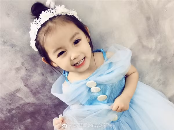 Vẻ ngoài vô cùng đáng yêu và xinh đẹp của Jia Xin là điểm khiến cô bé được nâng lên hàng "thần tượng" trong cộng đồng mạng xứ Trung cũng như khắp các nước châu Á lân cận.