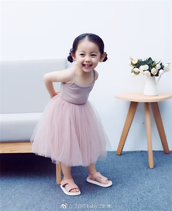 Nhóc tỳ Shen Jia Xin, sinh ngày 4/1/2014 tại Quảng Đông – Triều Châu – Trung Quốc. Những hình ảnh thời trang cũng như đời thường vừa qua của cô bé 3 tuổi này được rất nhiều người chú ý bởi sự tự nhiên, tinh nghịch và vô vàn dễ thương.