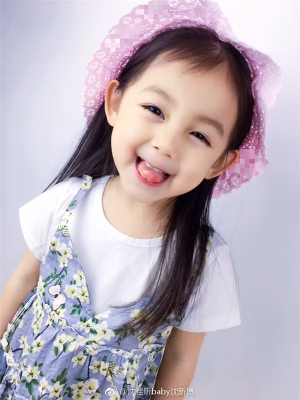 Mỗi hình ảnh của Jia Xin đều được dân mạng đón nhận một cách nhiệt tình và họ còn tải cả hình của cô bé này làm hình nền điện thoại.