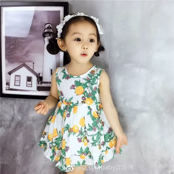 Từ trước tới nay, hình ảnh của các em bé dễ thương luôn nhận được sự quan tâm yêu thích của đông đảo mọi người. Đặc biệt khi các em nhỏ này sở hữu vẻ ngoài xinh đẹp như thiên thần, lém lỉnh và dễ thương. Mới đây, một nhóc tỳ Trung Quốc có tên Shen Jia Xin là hiện tượng khiến dân mạng một phen "dậy sóng". Ảnh trong bài: Weibo nhân vật.