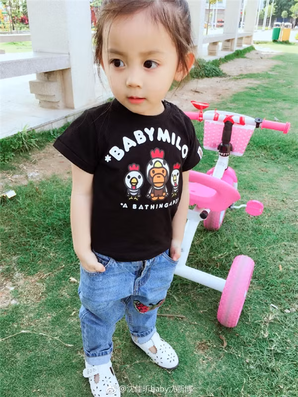 Theo nhiều người nhận xét, Jia Xin là một cô bé tài không đợi tuổi. Bởi ngay từ rất bé, cô nhóc tỳ xinh đẹp này đã còn đang làm mẫu nhí cho nhiều nhiếp ảnh gia, cửa hàng thời trang tại Trung Quốc.