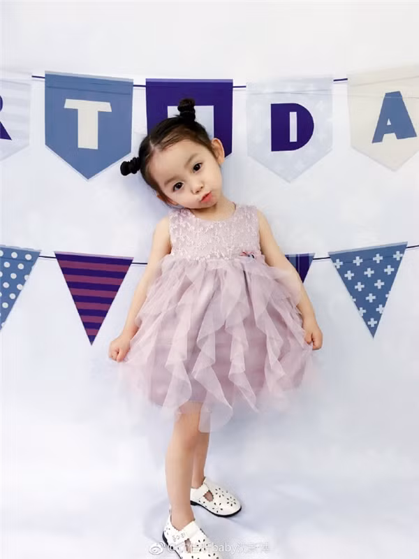 Chỉ cần chu môi lên thôi nhóc tỳ xứ Trung đã khiến trái tim của nhiều cư dân mạng phải tan chảy và thốt lên rằng:"Cứ chúm chím thế này bảo sao mà không yêu cho được".