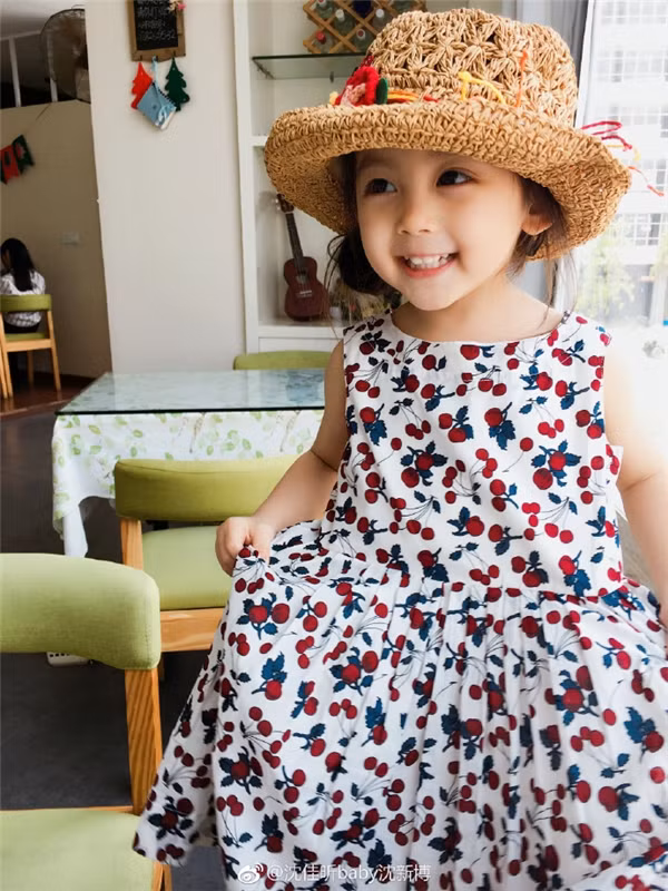 Cùng nhìn ngắm những hình ảnh đáng yêu của cô nhóc 3 tuổi Trung Quốc vừa qua khiến cả cộng đồng mạng phải chao đảo bằng vẻ dễ thương vốn có. Ảnh trong bài: Weibo nhân vật.