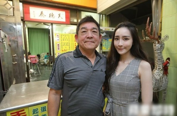 Cũng chính nhờ bức ảnh đó, rất nhiều người biết đến cửa hàng của gia đình Mouchi và tìm đến để vừa thưởng thức bánh bao vừa ngắm người đẹp.