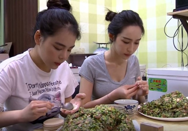 Bên cạnh nhan sắc, Mouchi còn được hâm mộ vì "vừa xinh vừa hiếu thảo".