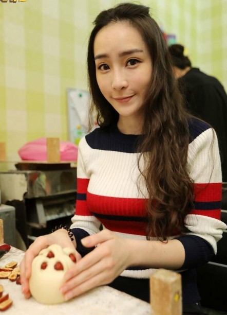 Theo tìm hiểu, bố Mouchi là một đại úy hải quân. Ông đã nghỉ hưu từ 6 năm trước và hiện đang điều hành một cửa hàng bán bánh bao của gia đình.