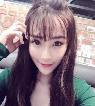 Bức ảnh Mouchi đứng bán hàng bên tủ bánh bao cùng khuôn mặt xinh đẹp và thân hình quyến rũ vài năm trước bỗng được chia sẻ lại và khiến hot girl bán bánh bao trở nên nổi tiếng.