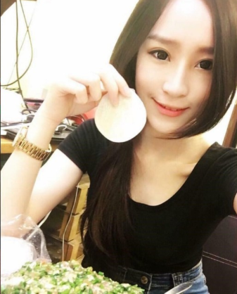 Mới đây, Mouchi nhận được đơn hàng tới 10.000 chiếc bánh bao từ một vị khách, được cho là rất hâm mộ cô gái này.