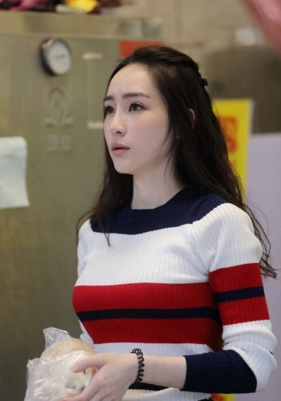 Do mẹ phải nằm viện nên cô con gái Mouchi đã quyết định giúp bố một phần công việc tại cửa hàng bánh bao của gia đình.