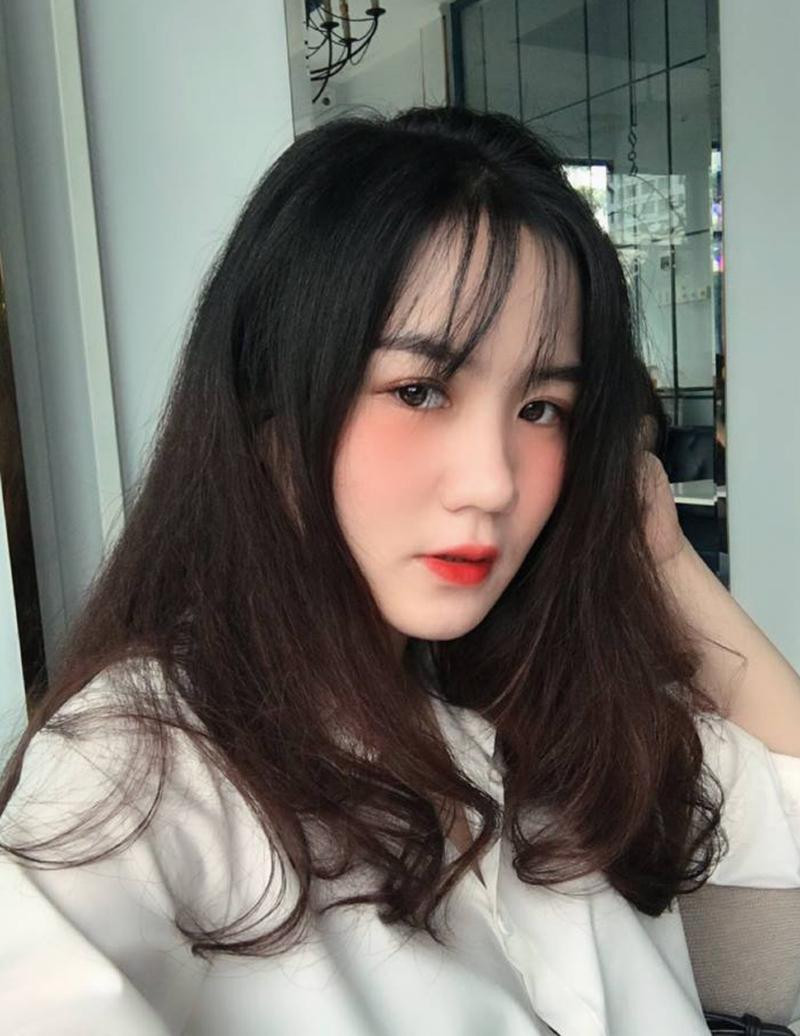 Tại giảng đường đại học, khi điểm danh sỉ số, giáo viên hay đùa cô bạn này rằng "đi học hộ ai" khiến Tùng đỏ mặt ngại ngùng.