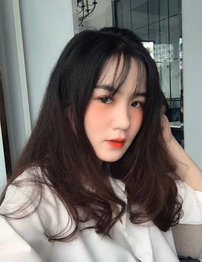 Tại giảng đường đại học, khi điểm danh sỉ số, giáo viên hay đùa cô bạn này rằng "đi học hộ ai" khiến Tùng đỏ mặt ngại ngùng.